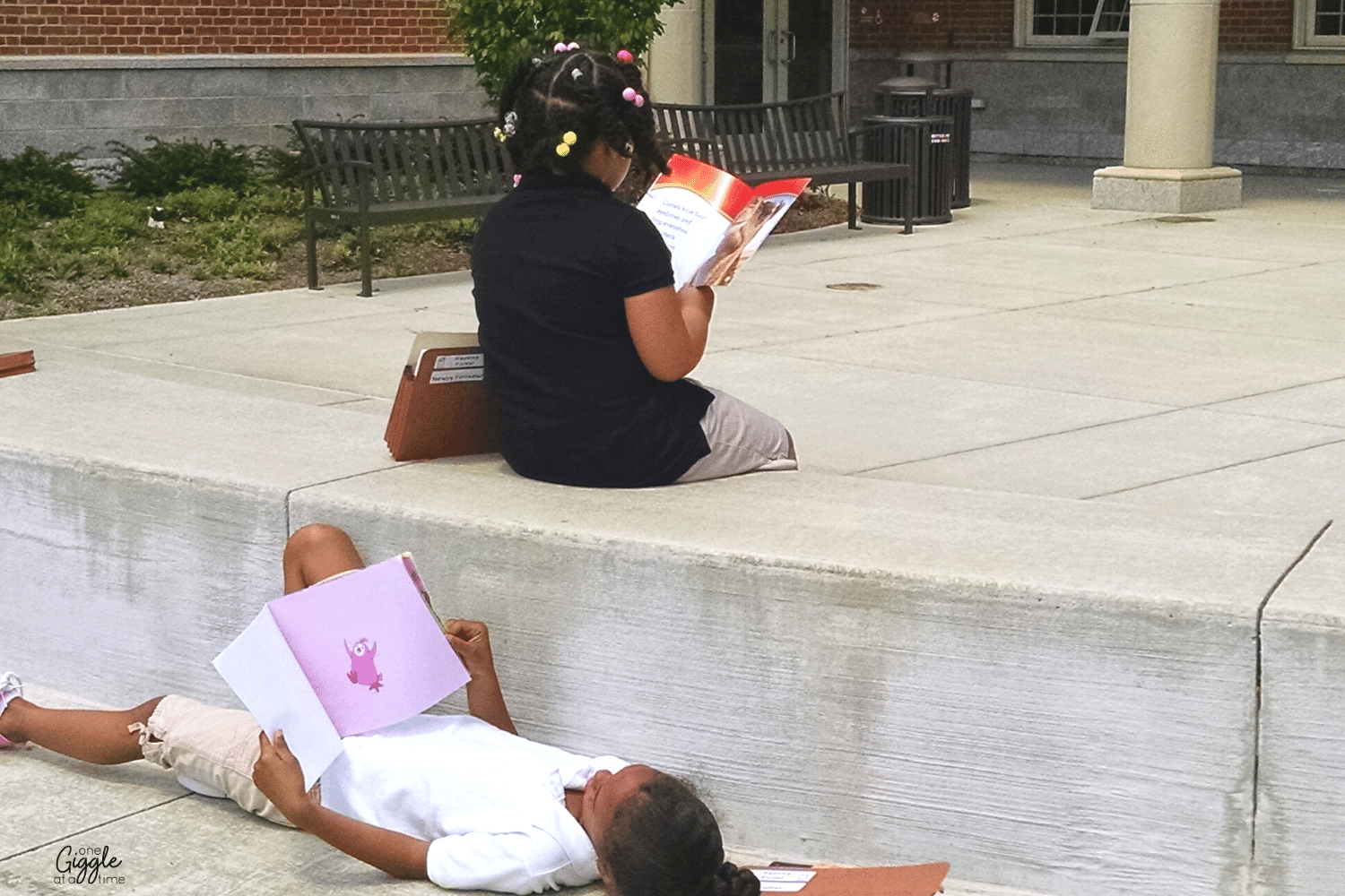 outdoor-learning-reading-students